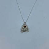 Komsekula i silver med fem små ringar. Diameter 10 mm. Silverkedja i silver 45 cm. Komsekulan är ett samiskt kultursmycke. Finns hos Risjfells Sameslöjd, Vilhelmina i södra Lappland