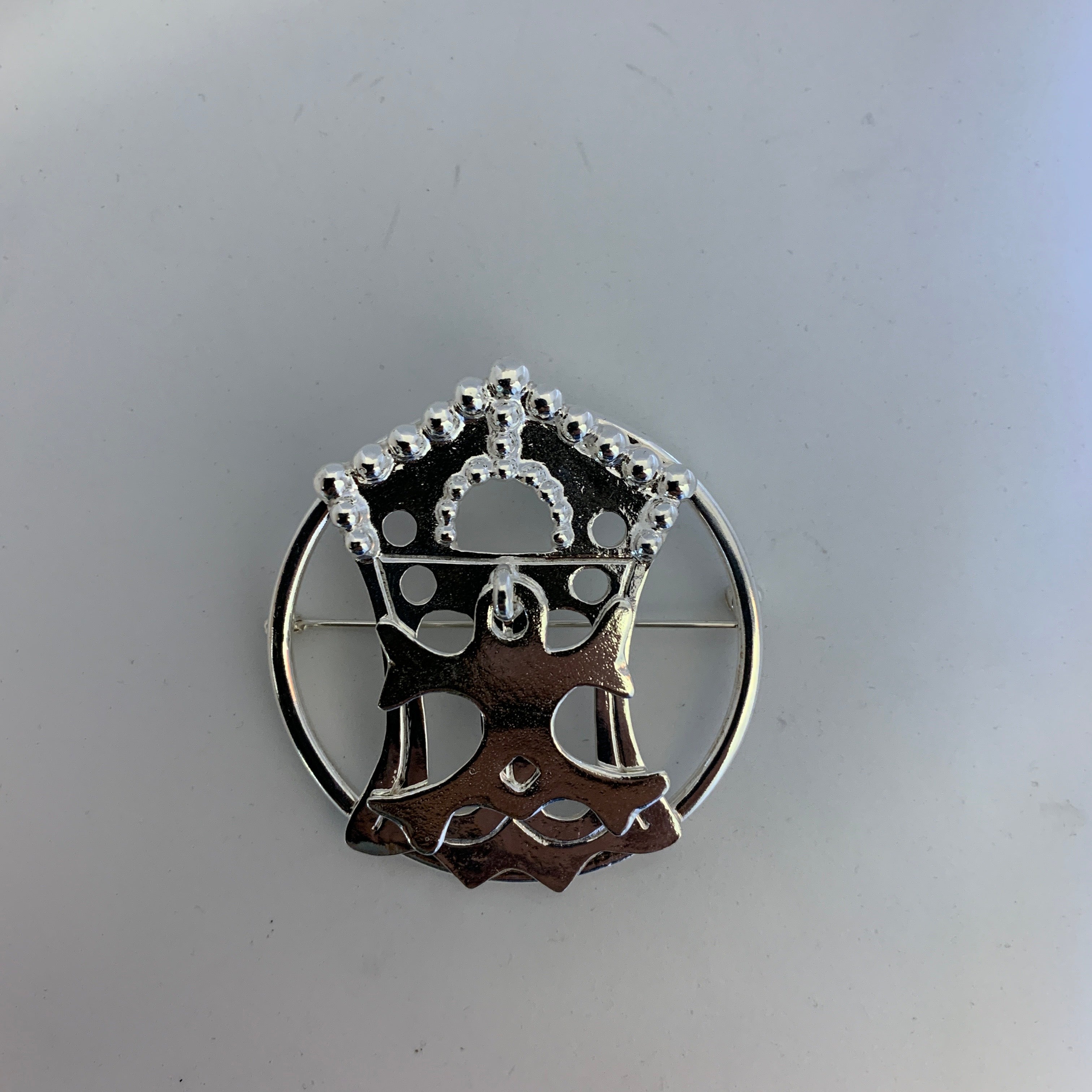 Ett samiskt traditionssmycke här efter en förlaga som är hittad i en grav i Fatmomakke i Vilhelmina, södra Lappland vilket är en gammal samisk mötesplats. Detta smycke&nbsp; är i sin urprungliga storlek som förlagan som hittades i Fatmomakke vid en utgrävning. Diameter 25mm. Fatmomakkemaljan finns som brosch i silver i tre olika storlekar. Här 34 mm i diameter. Finns hos Risfjells Sameslöjd i Vilhelmiona i södra Lappland