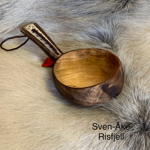 Kåsa med horninlägg och sydsamisk gravyr av Sven-Åke Risfjell