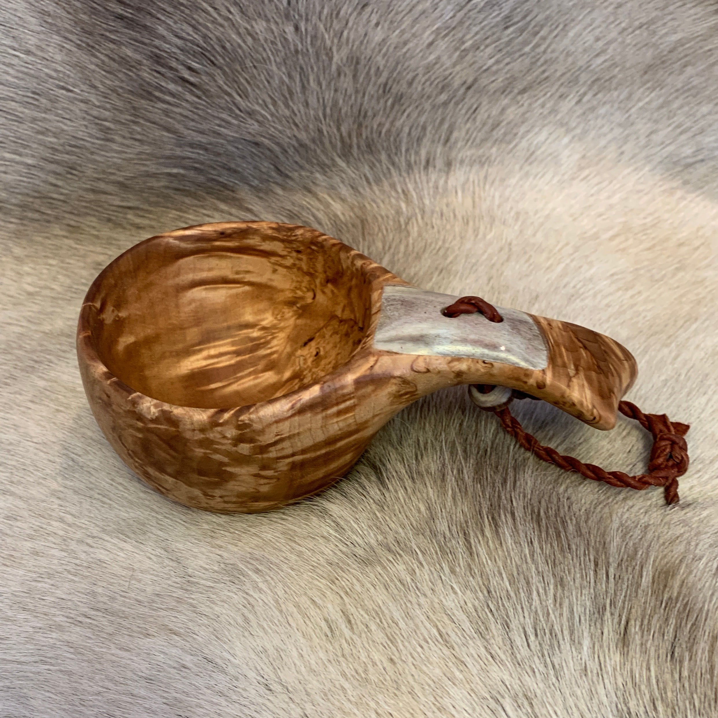 Kåsa ur björk med horn på skaftet