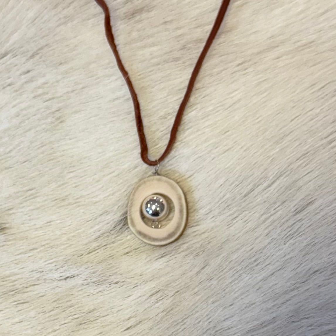 Halsband Ögat med läderband av Sven-Åke Risfjell