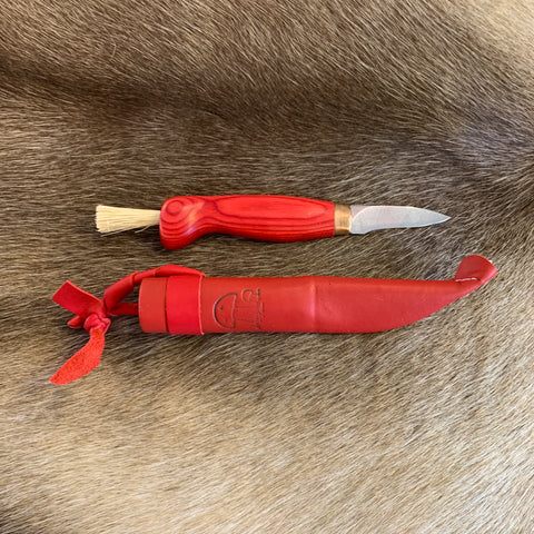 Nätt svampkniv i röd infärgad björk . Bladet i rostfritt stål mäter 55 mm. Knivens hela längd med borst är 24 cm.