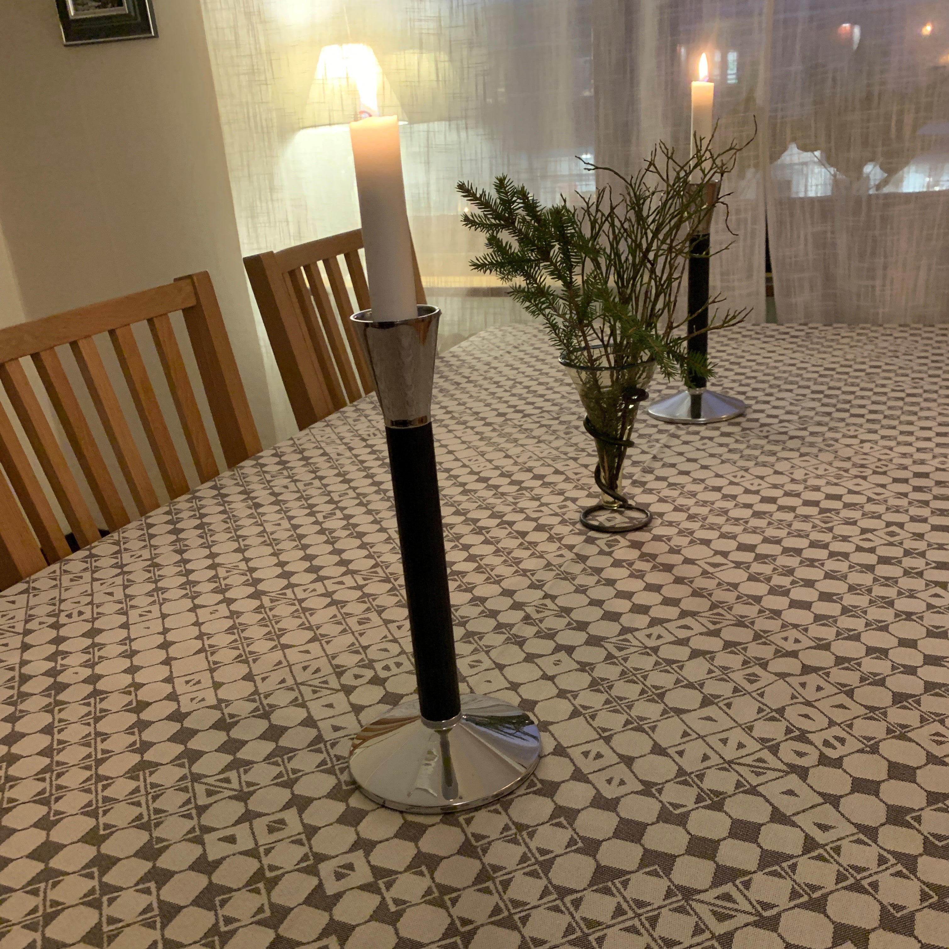 Bordsduken med det gamla Nåjdmönstret från Marsfjäll hittat, återbördat och designat av Duodji-sameslöjdare Sven-Åke Risfjell Vilhelmina och överfört i textilproduktion av Doris Risfjell Vilhelmina. Den finns nu även i längden 3,5 m och 150 cm bred. Den långa duken finns i linfärg med varp i bomull och lin i inslag och gråbrun med bomull i varp och inslag. Risfjells Sameslöjd