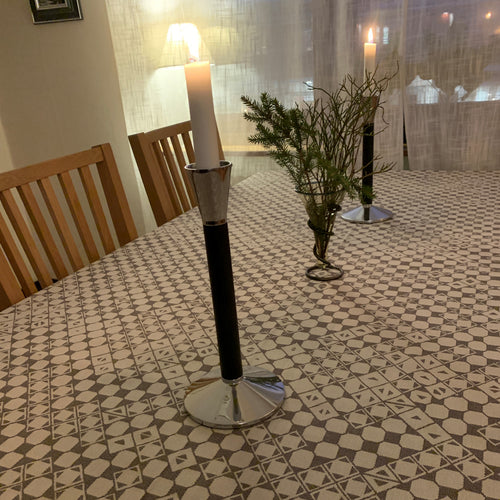 Bordsduken med det gamla Nåjdmönstret från Marsfjäll hittat, återbördat och designat av Duodji-sameslöjdare Sven-Åke Risfjell Vilhelmina och överfört i textilproduktion av Doris Risfjell Vilhelmina. Den finns nu även i längden 3,5 m och 150 cm bred. Den långa duken finns i linfärg med varp i bomull och lin i inslag och gråbrun med bomull i varp och inslag. Risfjells Sameslöjd