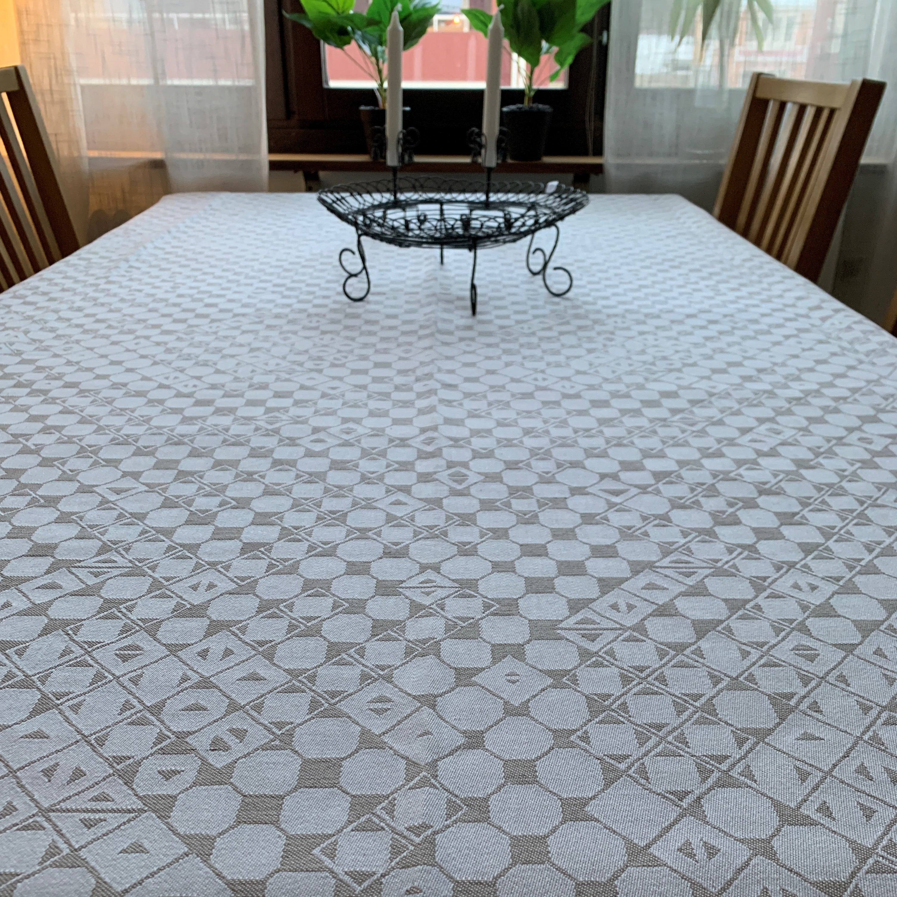 Bordsduken med det gamla Nåjdmönstret från Marsfjäll hittat, återbördat och designat av Duodji-sameslöjdare Sven-Åke Risfjell Vilhelmina och överfört i textilproduktion av Doris Risfjell Vilhelmina. Den finns nu även i längden 3,5 m och 150 cm bred. Den långa duken finns i linfärg med varp i bomull och lin i inslag och gråbrun med bomull i varp och inslag. Risfjells Sameslöjd