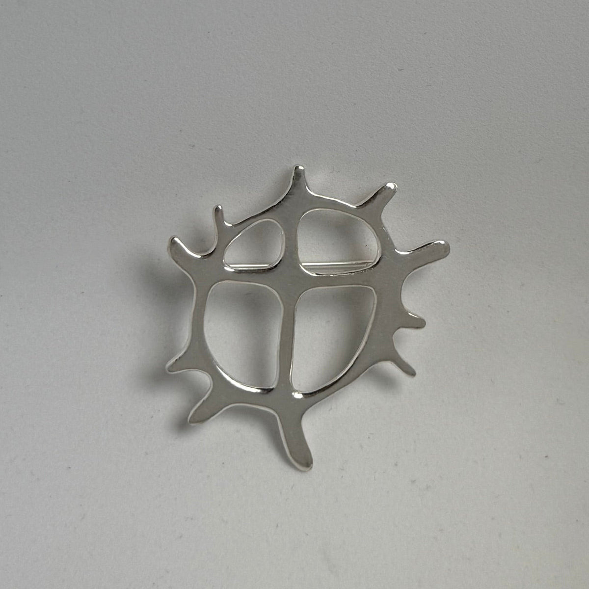 Brosch Samiska solen i silver Ringens diameter 30 x 32 mm. Solens form är hämtat från de gamla samiska trummorna.