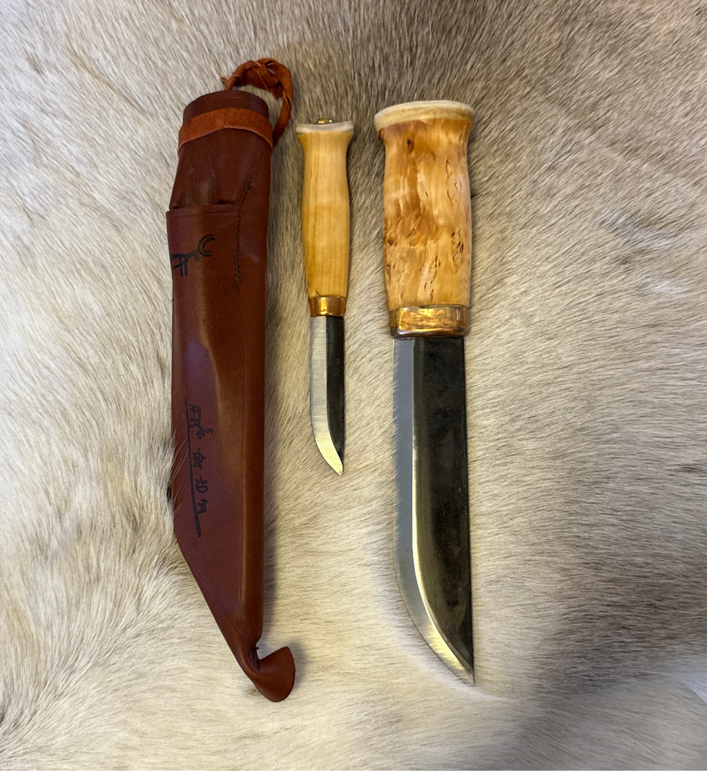 Dubbelkniv med huggare och kniv i masurbjörk