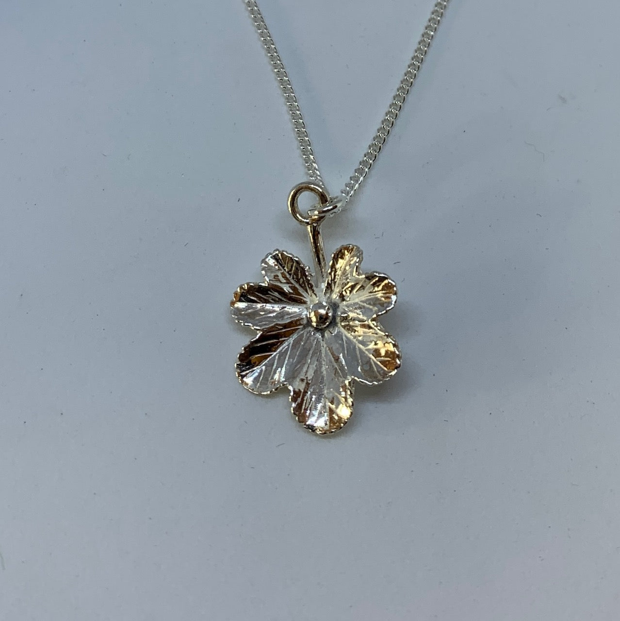Halsband Daggkåpa i silver. Bladets diameter 18 mm.Kedja i silver 45 cm medföljer.Finns hos Risfjells Sameslöjd i Vilhelmina, södra Lappland.