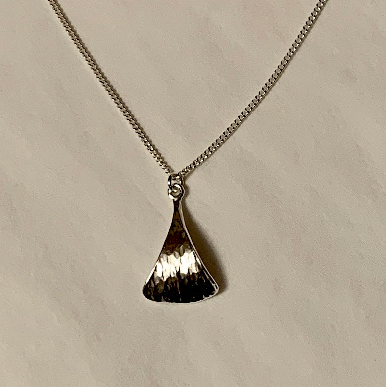Halsband i silver stora Sjöfallet. Smyckets längd 28 mm bredd längst ner 13 mm. Silverkedja 45 cm. Finns hos Risfjells Sameslöjd i Vilhelmina södra Lappland.