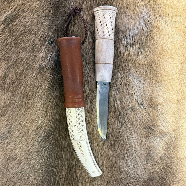 Halvhornskniv med sydsamisk gravyr av Sven-Åke Risfjell