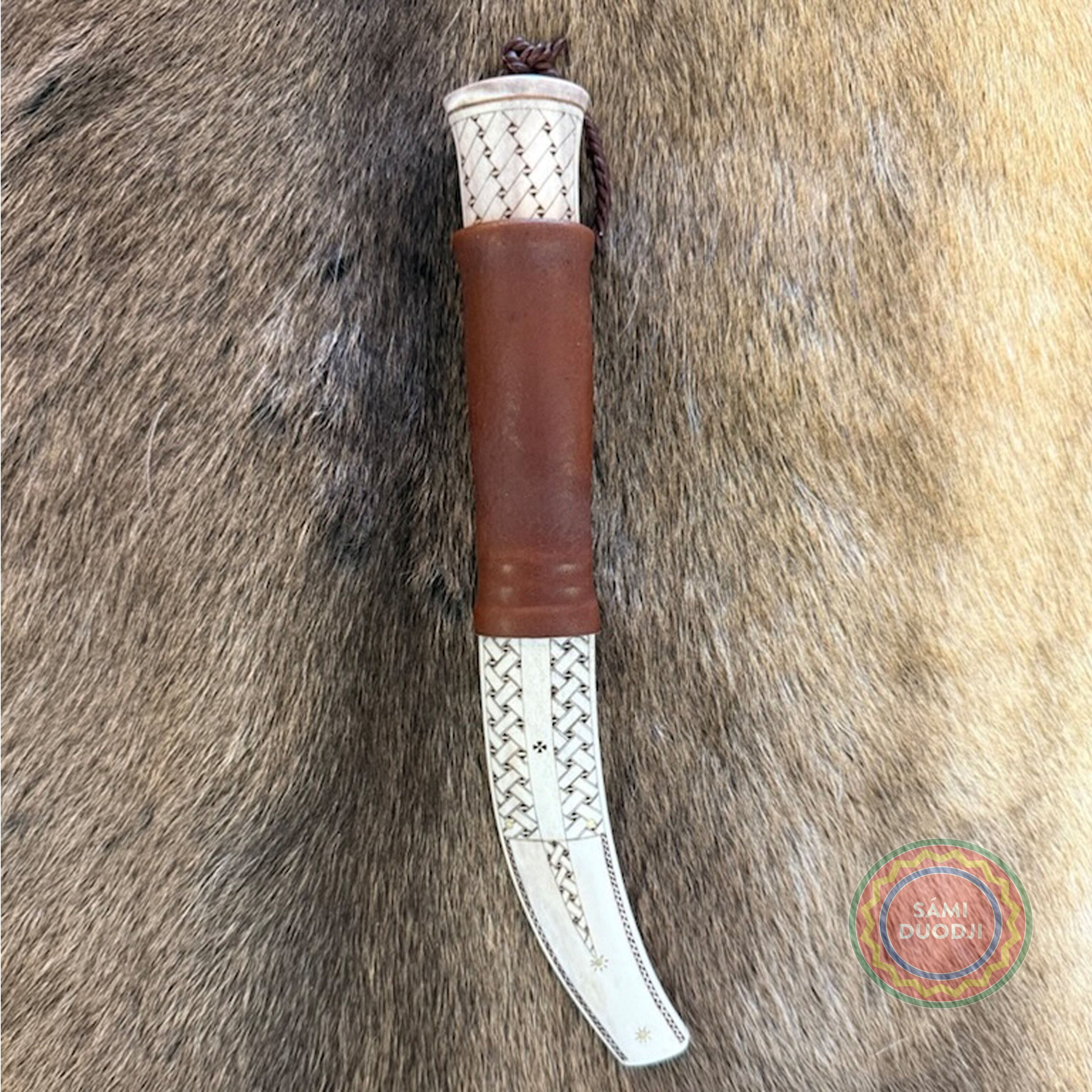 Halvhornskniv med sydsamisk gravyr av Sven-Åke Risfjell