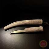 En helhornskniv av same-Duodjislöjdare Sven-Åke Risfjells från Vilhelmina södra Lappland. Kniven är i helt i renhorn.Skaft och hölster är rikligt dekorerad med sydsamisk gravyr. Knivens hela längd är 24 cm. Traditionellt knivblad smitt av Sven-Åke Risfjell.