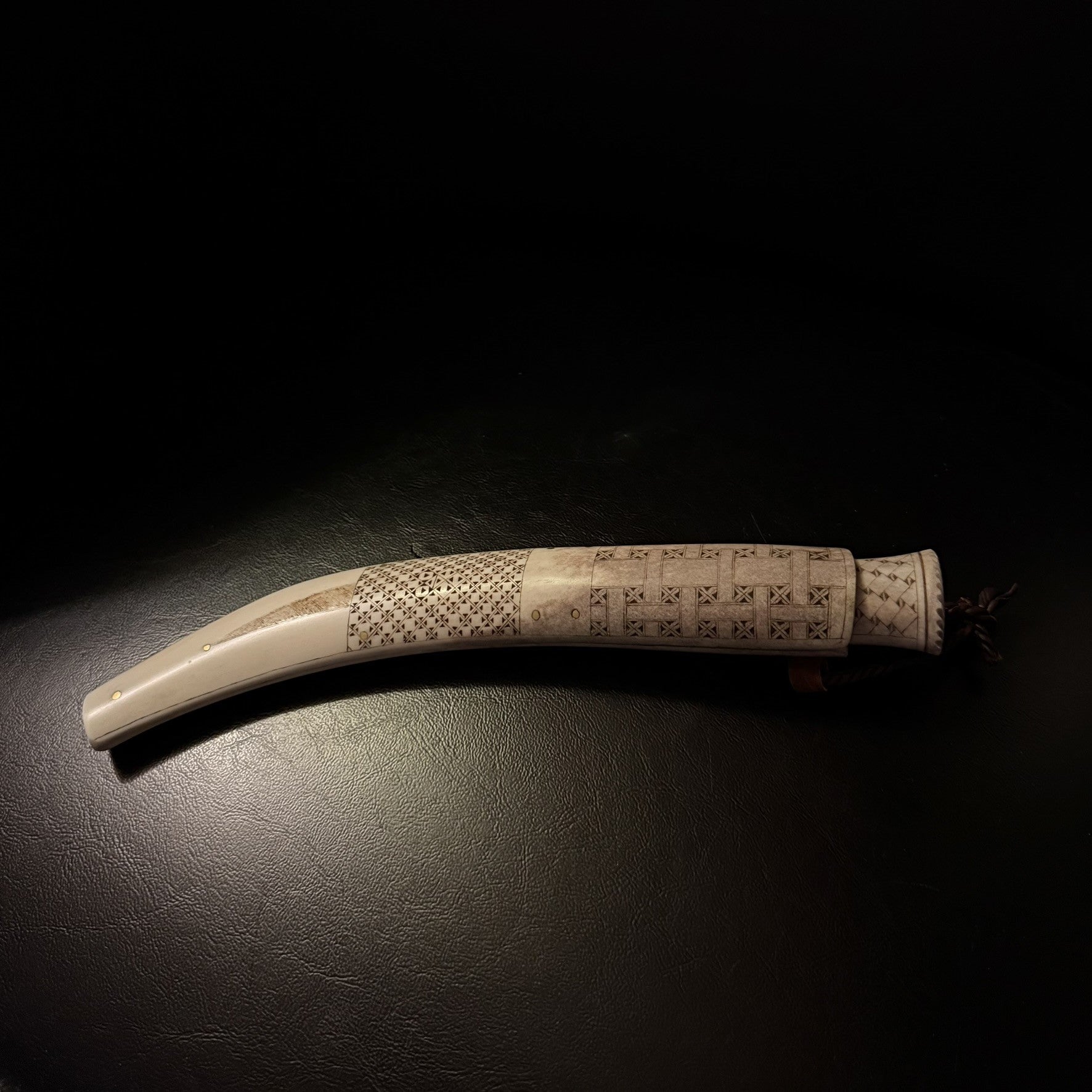 En helhornskniv av same-Duodjislöjdare Sven-Åke Risfjells från Vilhelmina södra Lappland. Kniven är i helt i renhorn.Skaft och hölster är rikligt dekorerad med sydsamisk gravyr. Knivens hela längd är 24 cm. Traditionellt knivblad smitt av Sven-Åke Risfjell.