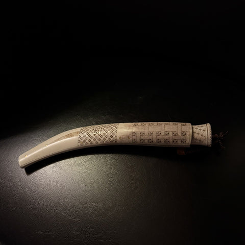 En helhornskniv av same-Duodjislöjdare Sven-Åke Risfjells från Vilhelmina södra Lappland. Kniven är i helt i renhorn.Skaft och hölster är rikligt dekorerad med sydsamisk gravyr. Knivens hela längd är 24 cm. Traditionellt knivblad smitt av Sven-Åke Risfjell.