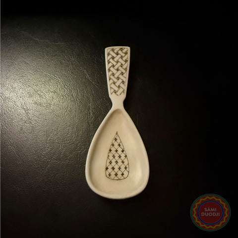 Traditionell samisk sked i renhorn med sydsamisk gravyr av same-Duodjislöjdare Sven-Åke Risfjell Vilhelmina Södra Lappland. Skedens längd är 11,7 cm och bredd 4,3 cm.