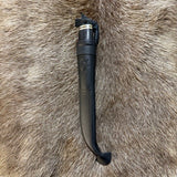 Jakt och fiskekniv i björk med mörkbrun infärgning och nitad metalltopp. Den är 26 cm lång i hölstret och knivbladet blankpolerat mäter 90 mm. Ej Risfjelltillverkad men finns i vårt utbud i vår butik Risfjells Sameslöjd i Vilhelmina södra Lappland.