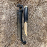 Jakt och fiskekniv i björk med mörkbrun infärgning och nitad metalltopp. Den är 26 cm lång i hölstret och knivbladet blankpolerat mäter 90 mm. Ej Risfjelltillverkad men finns i vårt utbud i vår butik Risfjells Sameslöjd i Vilhelmina södra Lappland.