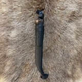 Jakt och fiskekniv i björk med mörkbrun infärgning och nitad topp. Den är 25 cm lång i hölstret och knivbladet i kolstål mäter 95 mm. Ej Risfjelltillverkad men finns i vårt utbud i vår butik Risfjells Sameslöjd i Vilhelmina södra Lappland.