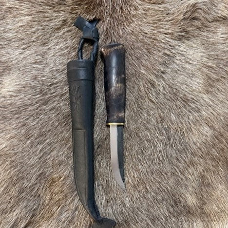 Jakt och fiskekniv i björk med mörkbrun infärgning och nitad topp. Den är 25 cm lång i hölstret och knivbladet i kolstål mäter 95 mm. Ej Risfjelltillverkad men finns i vårt utbud i vår butik Risfjells Sameslöjd i Vilhelmina södra Lappland.