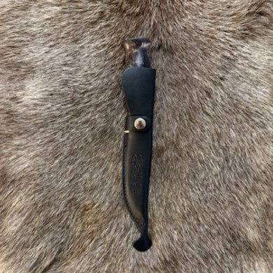 Jakt och fiskekniv i björk med mörkbrun infärgning. Längd på kniven i hölster 24,5 cm där knivens blad mäter 85 mm. Svart läderslida med tryckknappsspänne medföljer. Ej egen tillverkning men i vårt utbud i vår butik Risfjells Sameslöjd i Vilhelmina Södra Lappland.