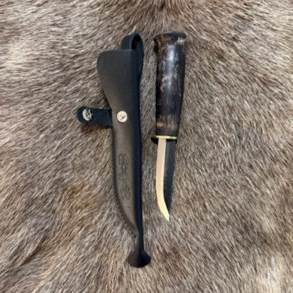 Jakt och fiskekniv i björk med mörkbrun infärgning. Längd på kniven i hölster 24,5 cm där knivens blad mäter 85 mm. Svart läderslida med tryckknappsspänne medföljer. Ej egen tillverkning men i vårt utbud i vår butik Risfjells Sameslöjd i Vilhelmina Södra Lappland.