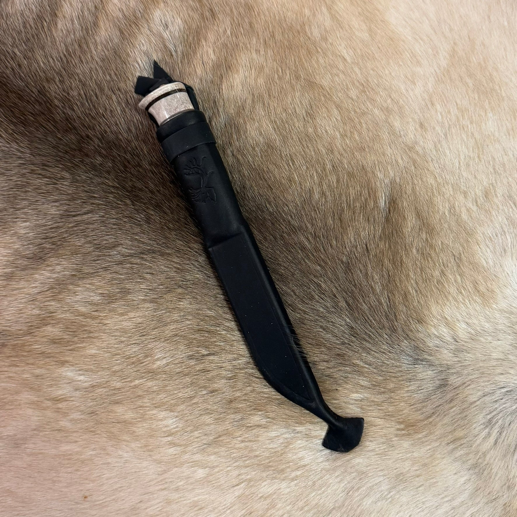 Jakt och fiskekniv 125 mm med renhornskaft och smalt blad. Ej egen tillverkning men i vårt utbud i vår butik. Längd på kniven i höslter 28 cm där knivens blad mäter 125 mm. Svart läderslida medföljer. Risfjells Sameslöjd i Vilhelmina.