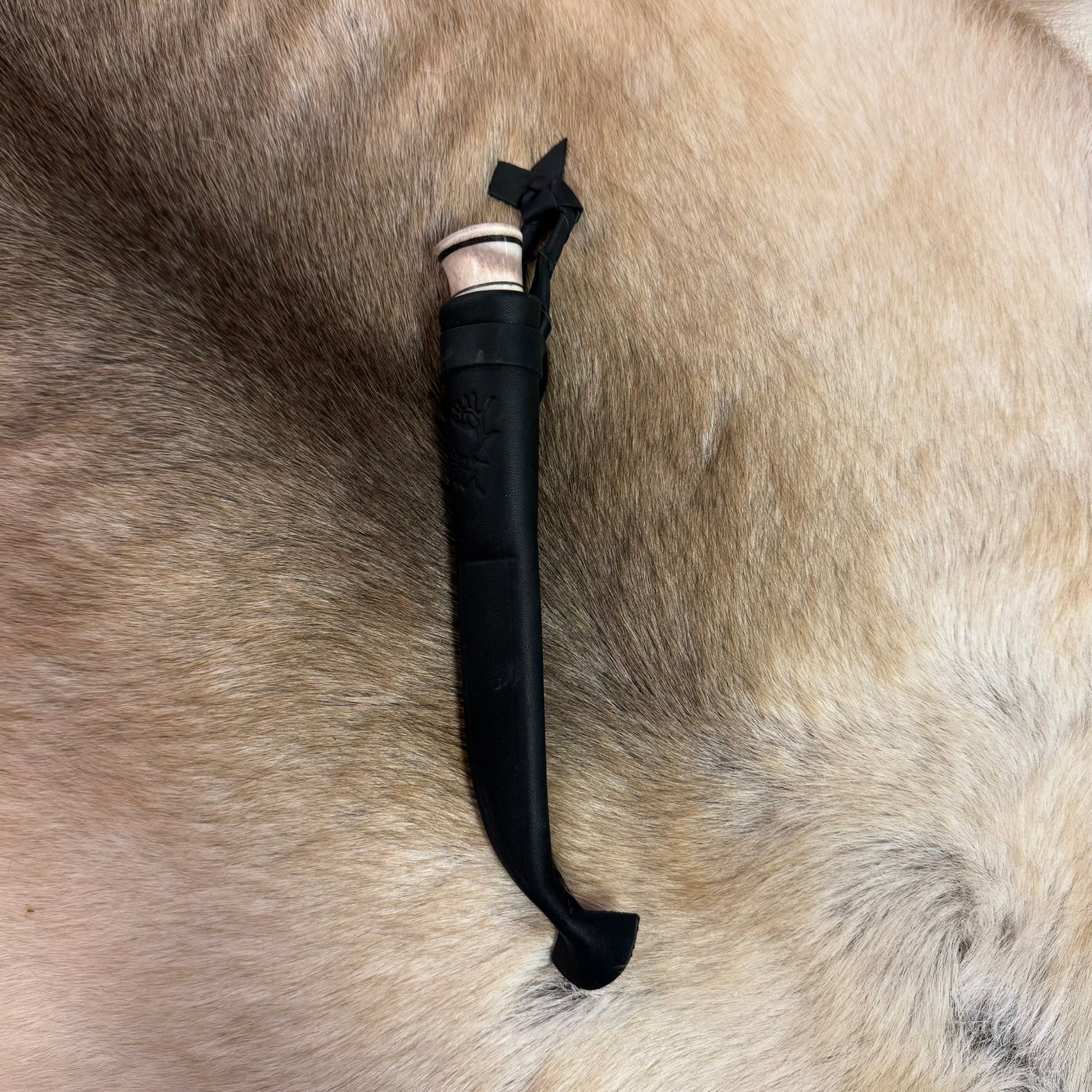 Jakt och fiskekniv i renhorn skaftet, svart läderslida och blad i kolstål. Knivens längd är 20 cm varav bladet är 95 mm långt och 18 mm brett. Ej Risfjelltillverkad men finns i vårt urval av knivar i vår butik Risfjells Sameslöjd.