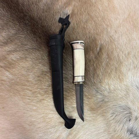 Jakt och fiskekniv i renhorn skaftet, svart läderslida och blad i kolstål. Knivens längd är 20 cm varav bladet är 95 mm långt och 18 mm brett. Ej Risfjelltillverkad men finns i vårt urval av knivar i vår butik Risfjells Sameslöjd.