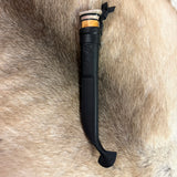 akt och fiskekniv (ej egen tillverkning) med hamrat blad blad 95 mm i kolstål. Knivskaftet gjord i masurbjörk och renhorn i fem fält. Nitad i topp. Mässing i nit och närmast knivbladet i skaftet. Svart läder i knivslidan som har en ren tryckt som dekoration. Knivens längd 21 cm och med hölster 25 cm. Hos Risfjells Sameslöjd