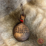 Kåsa ur björkvril med karvsnittsgravyr med sydsamiskt mönster på skaftets ovansida&nbsp; och undersidan av skålen på kåsan. Tillverkad av same/Duodjislöjdare Sven-Åke Risfjell. Kåsan rymmer lite drygt 1,5 dl. Koppens diameter 9 cm. Kåsans längd är 16 cm. Djup 4,5 cm. Tvinnad rem av renskinn med tofs i kläde i rött och grönt. Risfjells Sameslöjd i Vilhelmina, södra Lappland