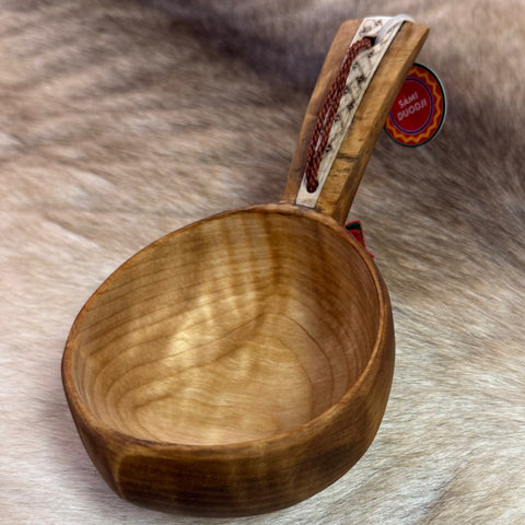 Kåsa ur björkvril med horninlägg och sydsamisk gravyr av Sven-Åke Risfjell