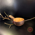 Kåsa ur björkvril med horninlägg och sydsamisk mönstergravyr av Duodji sameslöjdare Sven-Åke Risfjell Vilhelmina. Kåsans längd är 17cm och diameter 9,2 cm. Höjden på kåsan är 5,3 cm. Den rymmer 1,5-2 dl Risfjells Sameslöjd Vilhelmina i södra Lappland