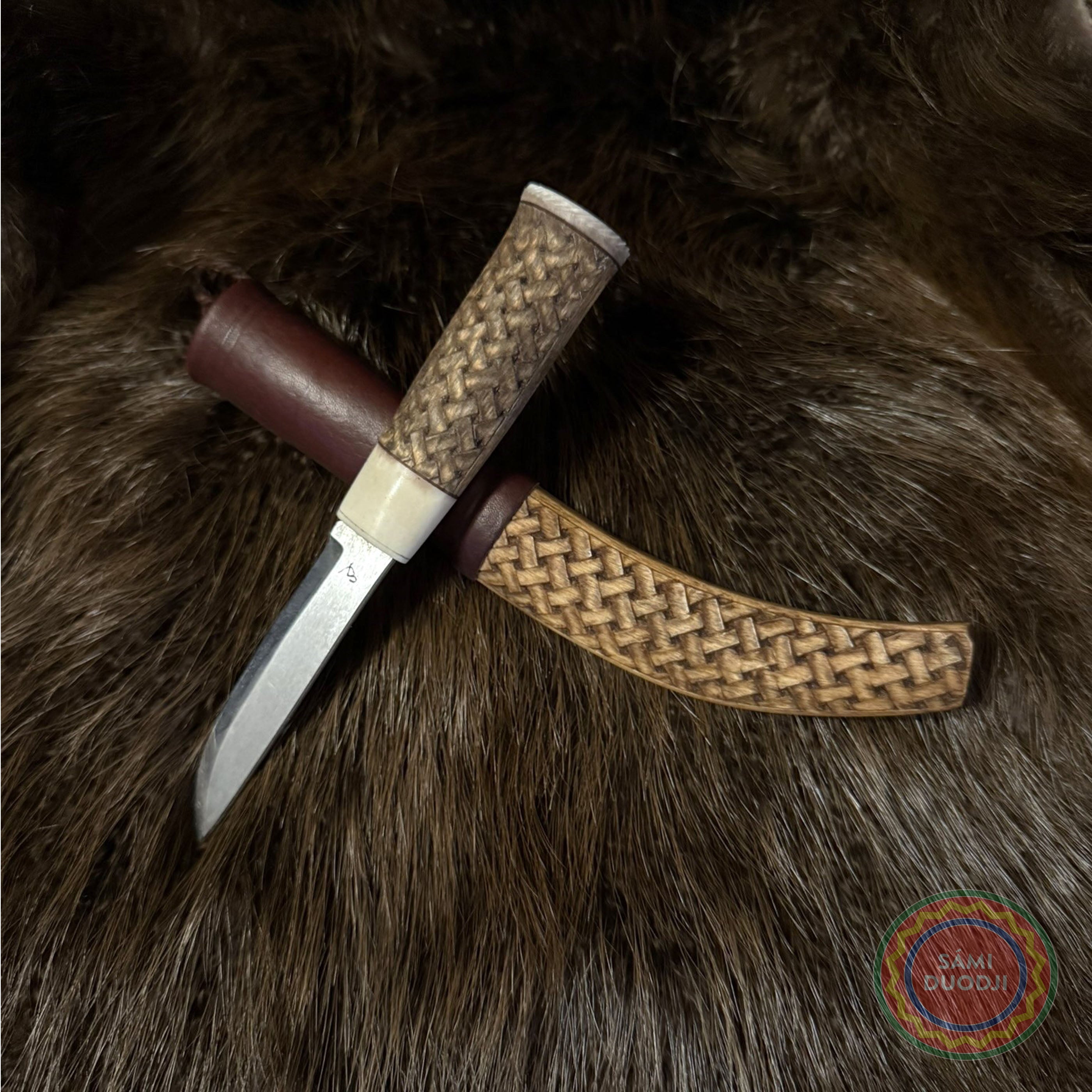 Kniv med karvsnittsgravyr av Sven-Åke Risfjell