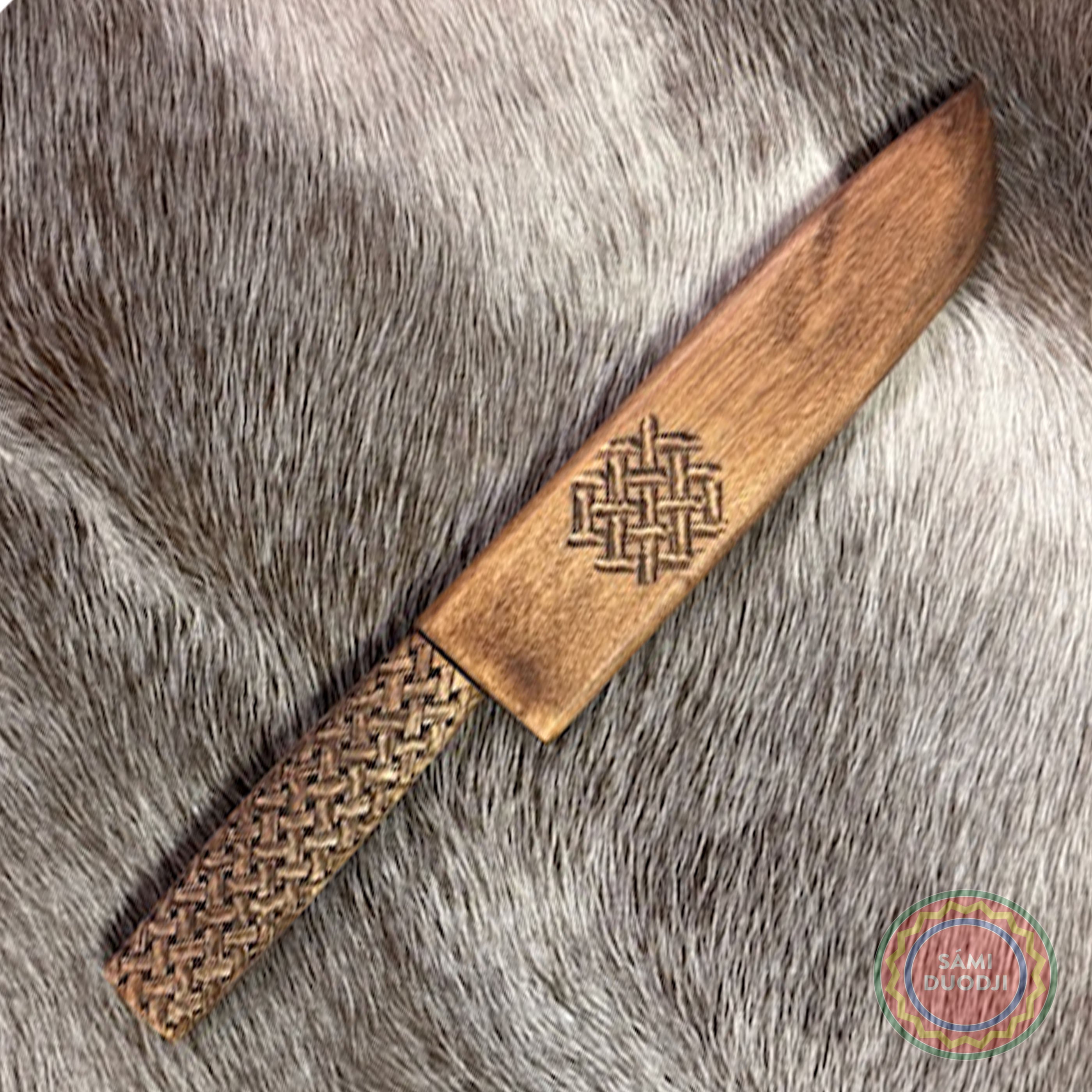 Kockkniv i björk med karvsnittsgravyr av same-Duodjislöjdare Sven-Åke Risfjell, Vilhelmina. Knivens längd i hölstret är 40,5cm lång inne i hölstret. Knivbladet är japanskt smide 22 cm. Japanskt tunt blad. Risfjells Sameslöjd i Vilhelmina 