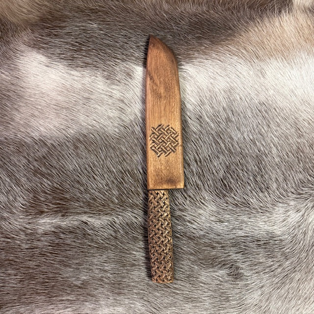 Kockkniv i björk med karvsnittsgravyr av same-Duodjislöjdare Sven-Åke Risfjell, Vilhelmina. Knivens längd i hölstret är 40,5cm lång inne i hölstret. Knivbladet är japanskt smide 22 cm. Japanskt tunt blad. Risfjells Sameslöjd i Vilhelmina 