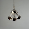 Halsband Komsekula i silver med tre tallrikshängen som hänger i kulans nedre del. Kulans diameter är 15 mm. Denhar en midja och med den blir diametern 20 mm. Lövens diameter är 12 mm. silverkedja 45 cm medföljer. Finns hos Risfjells Sameslöjd i Vilhelmina.