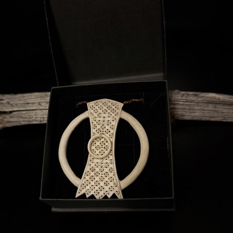 Malja unikt i horn, Mariasmycket i Sven-Åke Risfjells egen design. Maljan är ett av de äldsta samiska kultursmyckena som vanligtvis är gjorda i silver men här har Sven-Åke Risfjell valt att göra dem i horn. Mittpartiet är graverad med ett unikt sydsamiskt mönster återupptäckt och återinfört i slöjden av Sven-Åke. Halsrem i tvinnat renskinn 70 cm. Ringens diameter är 60 mm. Risfjells Sameslöjd i Vilhelmina