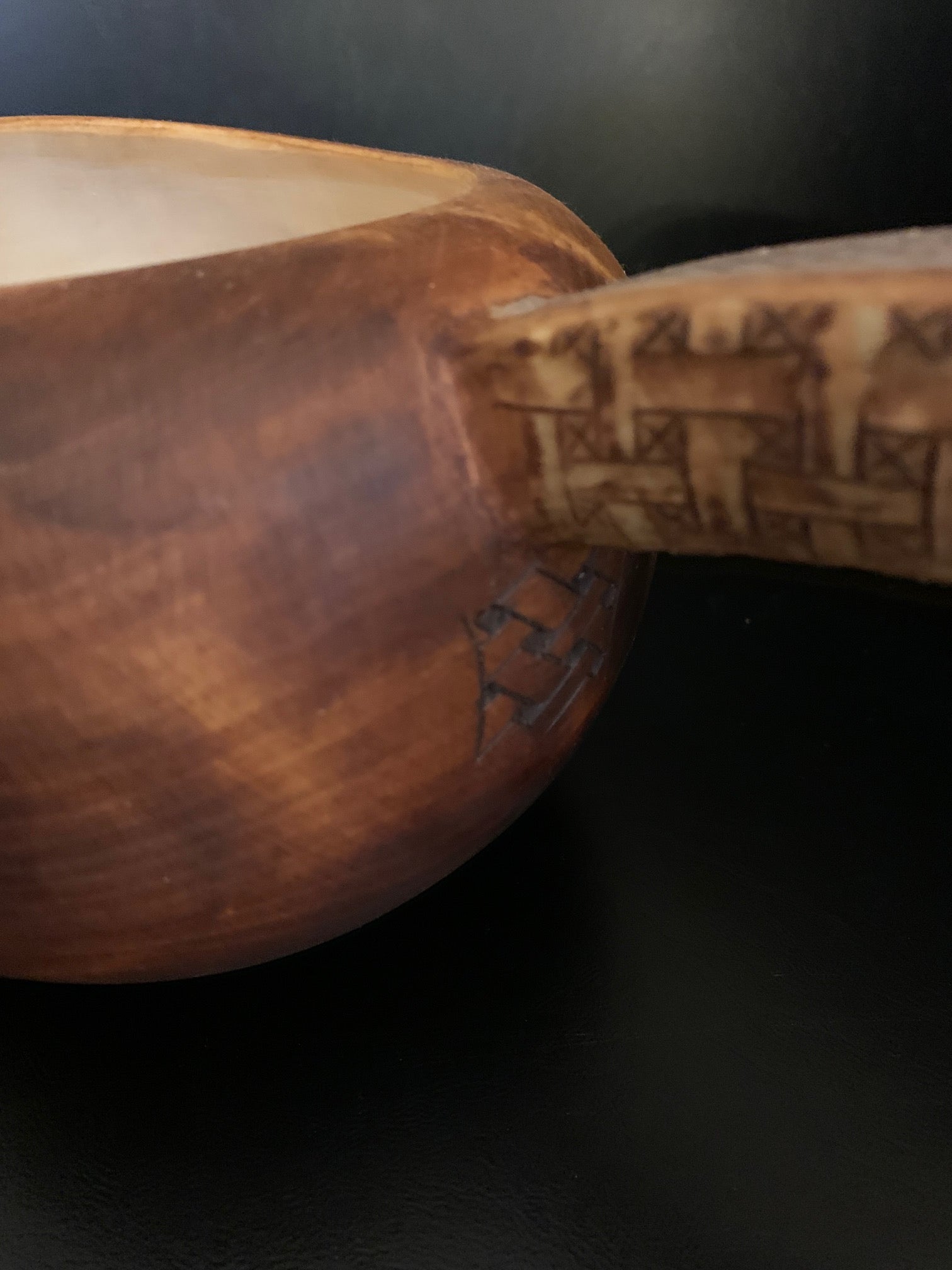 Nahpie, traditionell samisk mjölkstäva ur björkvril av Duodji-sameslöjdare Sven-Åke Risfjell.  Nahpien har horninlägg i skaftet med ett sydsamiskt flätmönster i gravyren och karvsnitt på skaftets undersida. Hel längd från handtag till själva skålens ytterkant är 25 cm. Skålens diameter är 15 cm. Risfjells Sameslöjd i Vilhelmina södra Lappland. Här ser du en detaljbild av karvsnittsgravyren.