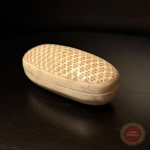 Nipperask i älghorn av Sven-Åke Risfjell Vilhelmina. Den är dekorerad med det Gamla Nåjdmönstret från Marsfjäll som Sven-Åke återupptäckt och använder i sin i gravyr. Mönstret som Sven-Åke åtrerbördat har nu blivit det 25.e mönstret i den sydsamiksa mönstersamlingen. Askens längd är längd 10 cm, bredd 4,5 cm och höjd 4 cm.