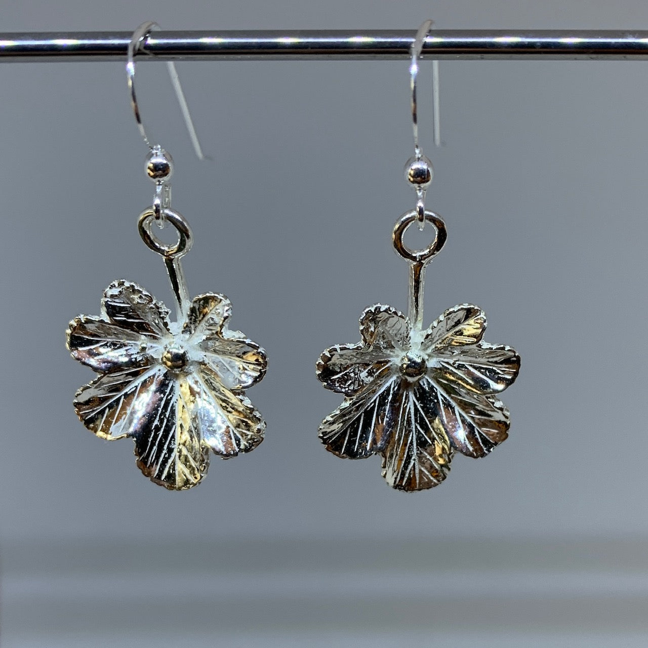 Örhängen Daggkåpa i silver. Bladets diameter 18 mm. Öronkrokar i silver. Finns hos Risfjells Sameslöjd i Vilhelmina, södra Lappland.