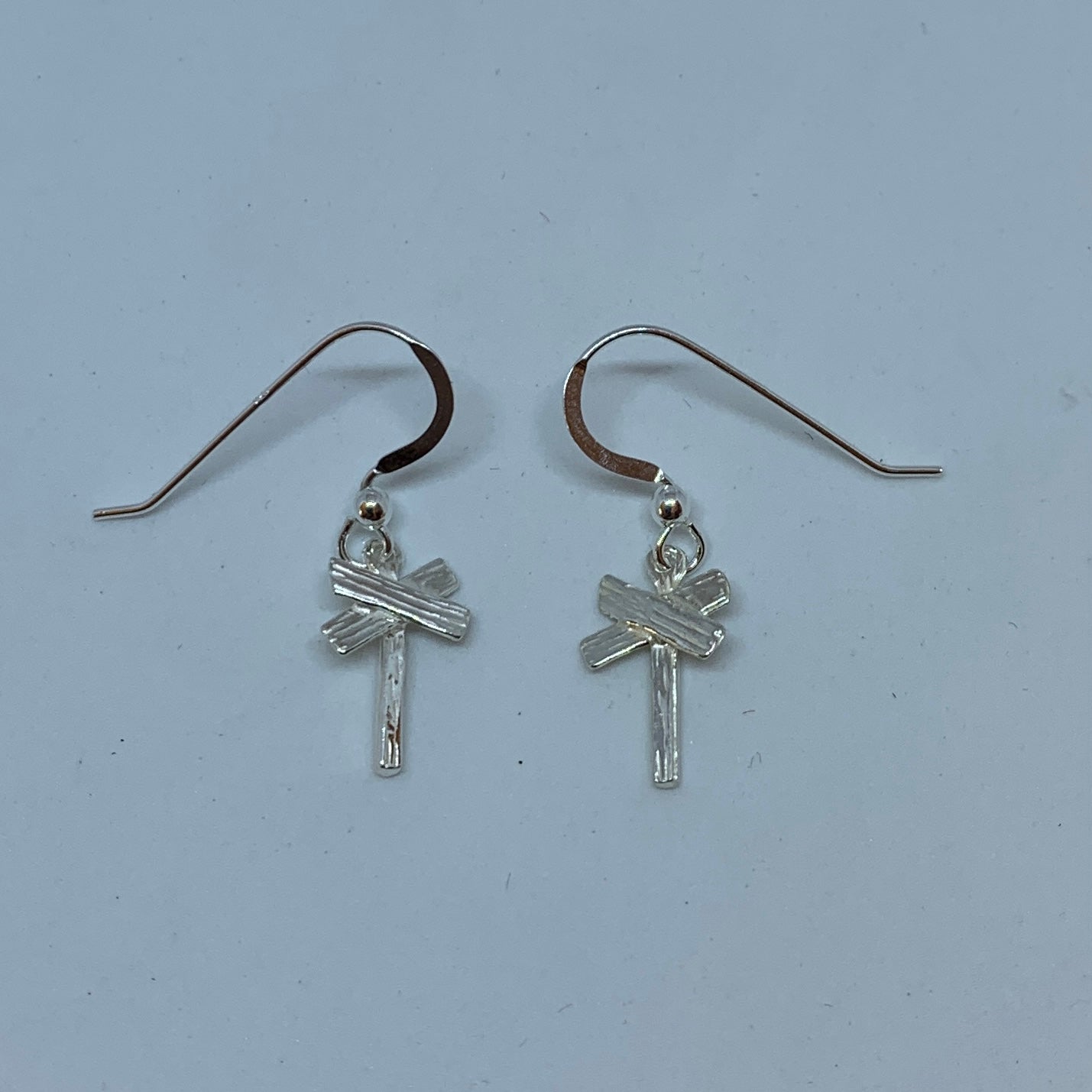 Örhängen i silver i form av ledkryss. Ledkrysset är 16 mm långt och 10 mm vid själva krysset. Öronkrokarna är även de i silver. Finns hos Risfjells Sameslöjd i Vilhelmina södra Lappland.