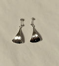 Örhängen i silver stora Sjöfallet. Smyckets längd 28 mm bredd längst ner 13 mm.  Öronkrokar i silver. Finns hos Risjfells Sameslöjd i Vilhelmina södra Lappland.