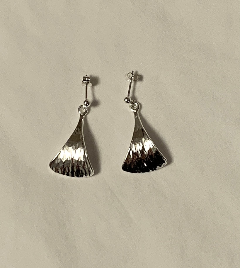 Örhängen i silver stora Sjöfallet. Smyckets längd 28 mm bredd längst ner 13 mm.  Öronkrokar i silver. Finns hos Risjfells Sameslöjd i Vilhelmina södra Lappland.