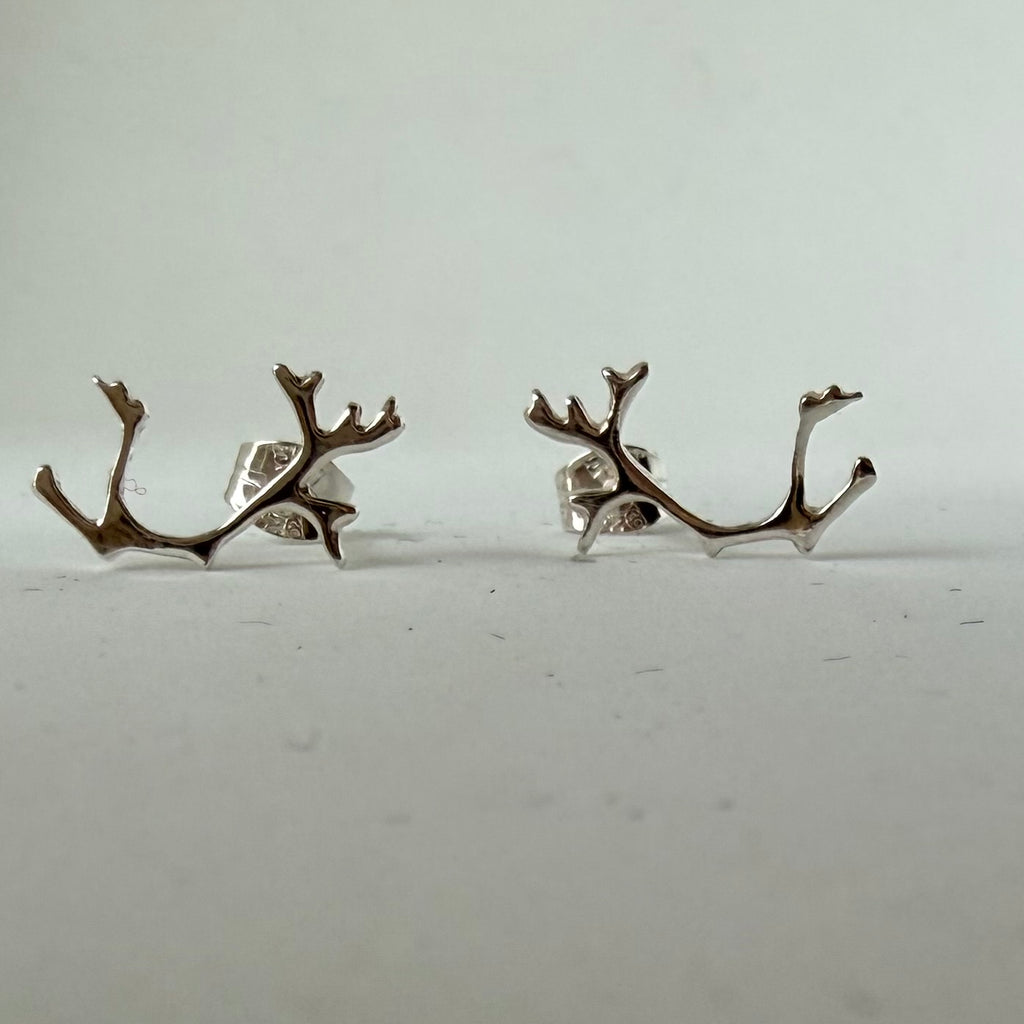 Ett spännande utförande på dessa örhängen i silver i form av ett renhorn. Öronstiftet även det i silver. Hornets längd är 15mm och bredd 9 mm.