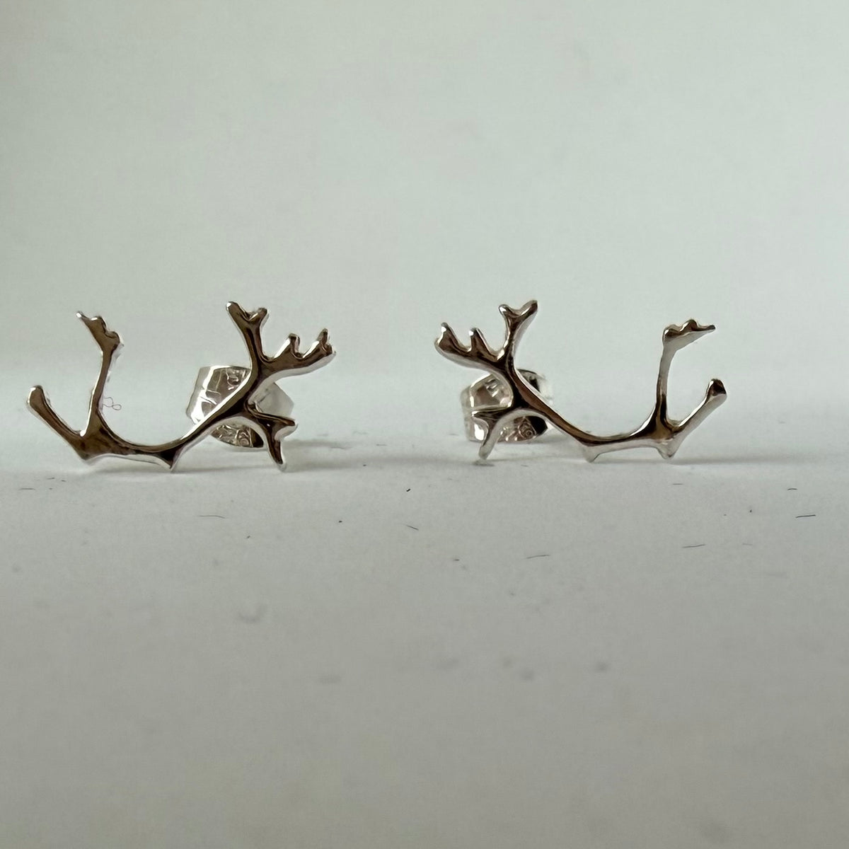 Ett spännande utförande på dessa örhängen i silver i form av ett renhorn. Öronstiftet även det i silver. Hornets längd är 15mm och bredd 9 mm.