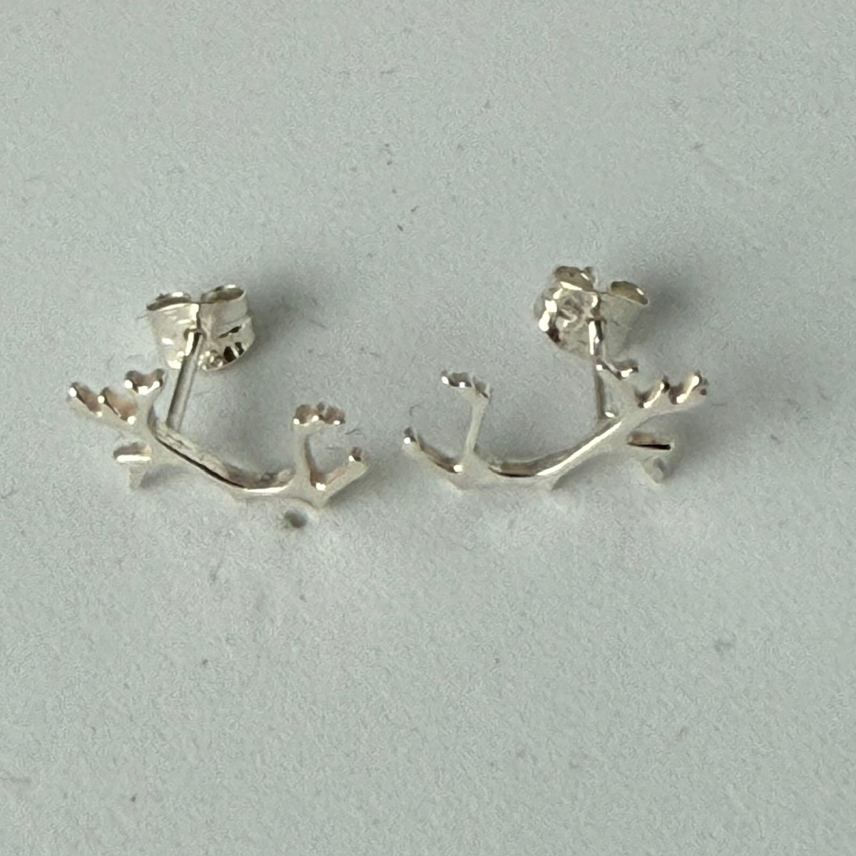Ett spännande utförande på dessa örhängen i silver i form av ett renhorn. Öronstiftet även det i silver. Hornets längd är 15mm och bredd 9 mm.&nbsp;
