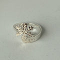 Ring Snöstjärnan i silver. Den är ställbar. Snöstärnans diameter är 12 mm.