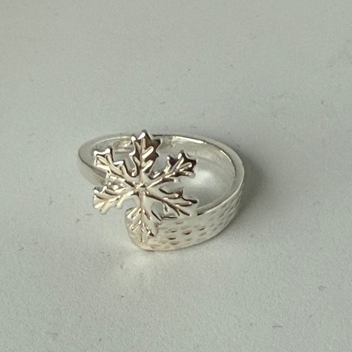 Ring Snöstjärnan i silver. Den är ställbar. Snöstärnans diameter är 12 mm.