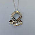 Samiskt silverhalsband Malja med fyra runda löv som djupa tallrikar. Maljan är dekorerad med en slingformad gravering. Maljans diameter är 25 mm. Smyckets längd med tallrikslöven är 35 mm. Medföljande silverkedja är 45 cm. Finns hos Risjfells Sameslöjd i Vilhelmina södra Lappland.