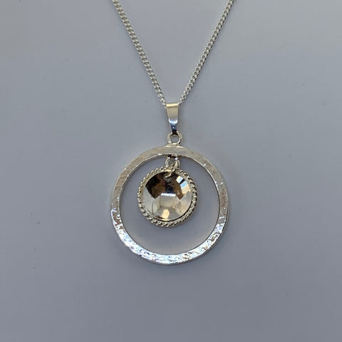 Samiskt silverhalsband Biejvie. Finns hos Risfjells Sameslöjd i Vilhelmina södra Lappland.